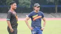 Eduard Tjong (kanan) berpeluang besar melatih Madura FC. (Bola.com/Vincentius Atmaja)