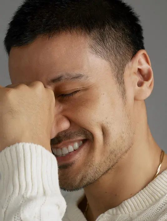 Memiliki lesung pipi juga membuat wajah pria berdarah Thailand ini terlihat begitu ramah. Selain itu, Chicco juga terlihat awet muda meski usianya sudah menginjak 38 tahun dan memiliki satu anak. Pesonanya seakan tak pernah luntur dan selalu memukau. (Liputan6.com/IG/@chicco.jerikho)