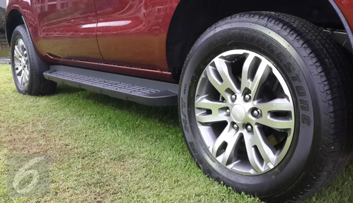 Sebagai mobil yang dijanjikan mampu menaklukkan `dua alam`, all new Everest memiliki ground clearance setinggi 225 mm dengan water-wading 800 mm. (Foto: Septian Pamungkas/Liputan6.com)