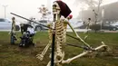 Sebuah tengkorak yang tertancap tombak di dadanya dipajang dalam acara Highwood Skeleton Invasion yang digelar di Highwood, Illinois, Amerika Serikat (AS), pada 22 Oktober 2020. Ratusan tengkorak dipajang di Highwood dalam acara bertajuk Skeleton Invasion (Invasi Tengkorak). (Xinhua/Joel Lerner)