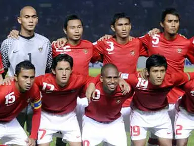Pose Timnas Indonesia sebelum kontra Laos pada laga Grup A Piala AFF 2010 di Stadion Gelora Bung Karno Senayan, Jakarta, 4 Desember 2010. FOTO ANTARA/Andika Wahyu