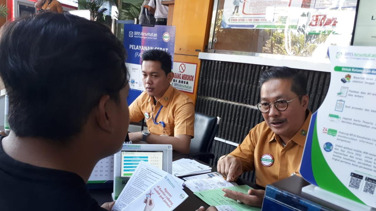 Direktur Kepatuhan, Hukum, dan Hubungan Lembaga BPJS Kesehatan, Bayu Wahyudi, turun langsung melayani masyarakat di kantor cabang. (Foto: Dok BPJS Kesehatan)