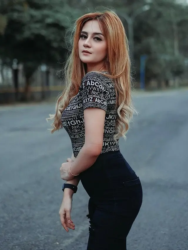 Punya Wajah Blasteran, Ini 7 Pesona Pedangdut Irenne Ghea