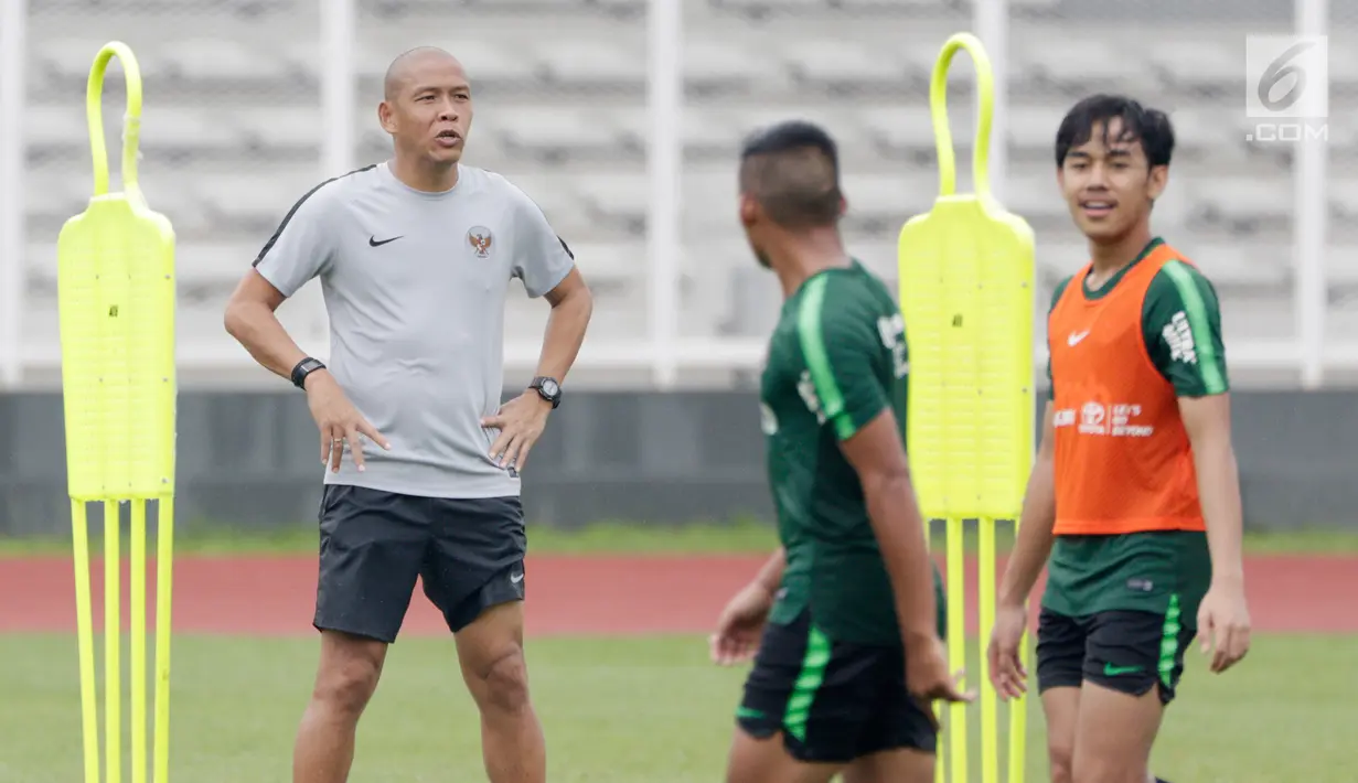 Asisten pelatih Timnas Indonesia U-22, Nova Arianto saat latihan di Stadion Madya, Senayan, Jakarta, Senin (21/1). Latihan kali ini tidak dipimpin Indra Sjafri karena sedang mengikuti lisensi kepelatihan Pro AFC di Spanyol. (Bola.com/M Iqbal Ichsan)