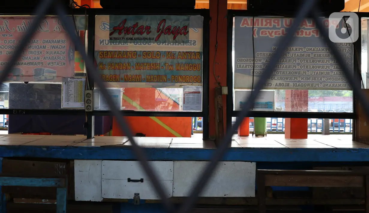Suasana Terminal Bus Antar Kota Antar Provinsi, Kampung Rambutan, Jakarta, Kamis (7/5/2020). Meski Menhub Budi Karya Sumadi mengijinkan kembali seluruh moda transportasi beroperasi kembali namun aktivitas di terminal bus AKAP Kampung Rambutan masih terlihat kosong. (Liputan6.com/Helmi Fithriansyah)