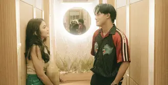 Rizky Febian telah resmi berpacaran dengan penyanyi Mahalini Raharja. Memiliki darah Bali, Mahalini pun kerap mengenakan kebaya hingga baju tradisional Bali. Seperti apa penampilannya? Berikut ulasannya.