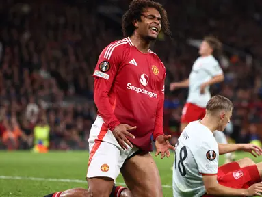Pemain Manchester United, Joshua Zirkzee (kiri) bereaksi setelah gagal mencetak gol pada matchday 1 League Phase Liga Europa 2024/2025 melawan FC Twente di Stadion Old Trafford, Manchester, Rabu 25 September 2024 atau Kamis (26/9/2024) dini hari WIB. (Darren Staples/AFP)
