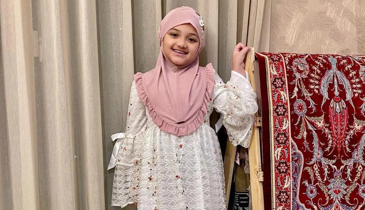 Melalui akun Instagram pribadinya, unggahan Arsy Hermansyah saat memakai hijab menjadi perhatian netizen. Terlebih, baru-baru ini dirinya mengungkapkan keinginan untuk bisa masuk ke pesantren demi menambah ilmu. (Liputan6.com/IG/@queenarsy)