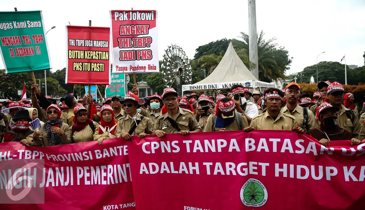 Ratusan Tenaga Harian Lepas Tenaga Bantu Penyuluh Pertanian (THL TBPP) membentangkan spanduk dalam aksi unjuk rasa di depan Istana Merdeka, Jakarta, Rabu (7/9). (Liputan6.com/Faizal Fanani)