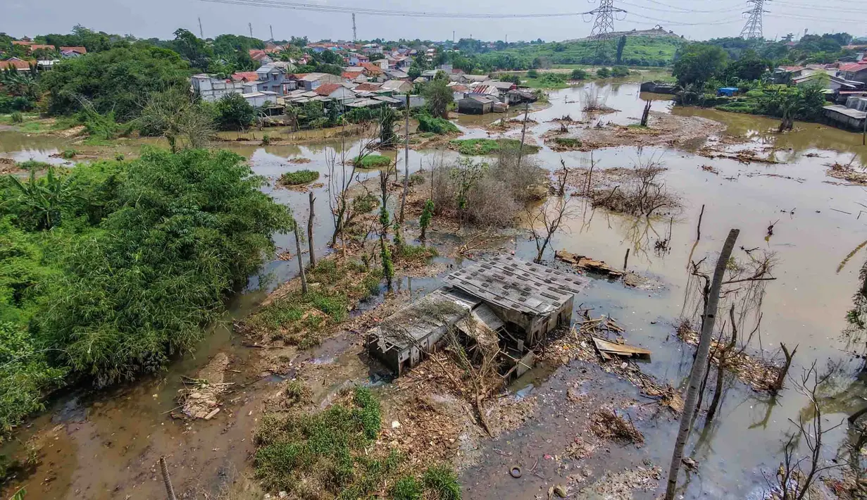 Rumah warga yang hancur akibat luapan Kali Pesanggrahan yang alirannya menyempit karena longsoran sampah di Tempat Pembuangan Akhir (TPA) Cipayung, Depok, Jawa Barat, Kamis (14/5/2026). (merdeka.com/Arie Basuki)