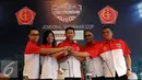 Kepala Penyelenggara turnamen Piala Jenderal Sudirman, Letjen TNI Agus Sutomo (tengah) bersalaman dengan penyelenggara di Jakarta, Jumat (6/11/2015). Turnamen akan berlangsung pada 10 November 2015 hingga 24 Januari 2016. (Liputan6.com/Helmi Fithriansyah)