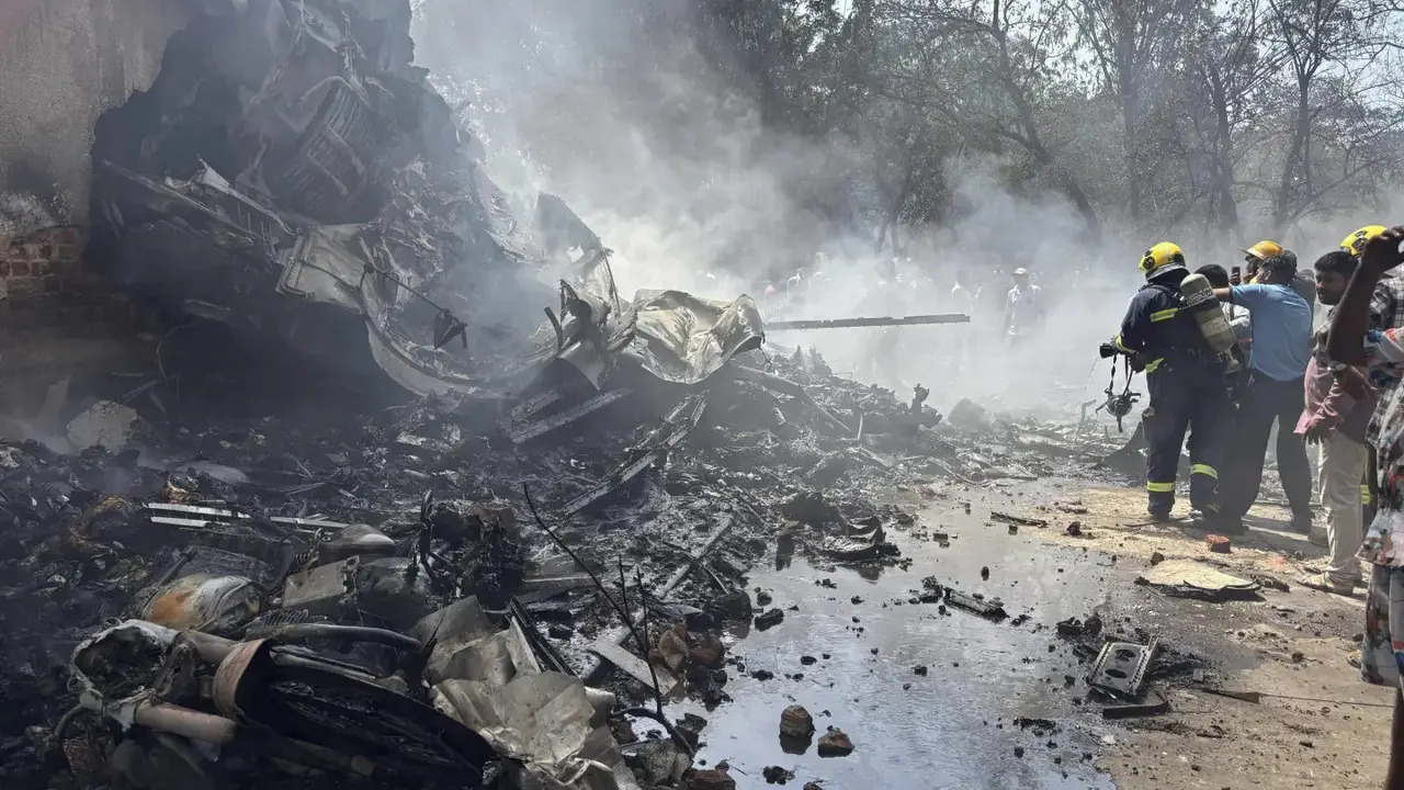 Petugas di lokasi pesawat Air India Jatuh di permukiman Ahmedabad, Kamis 12 Juni 2025. (AP/Ajit Solanki)
