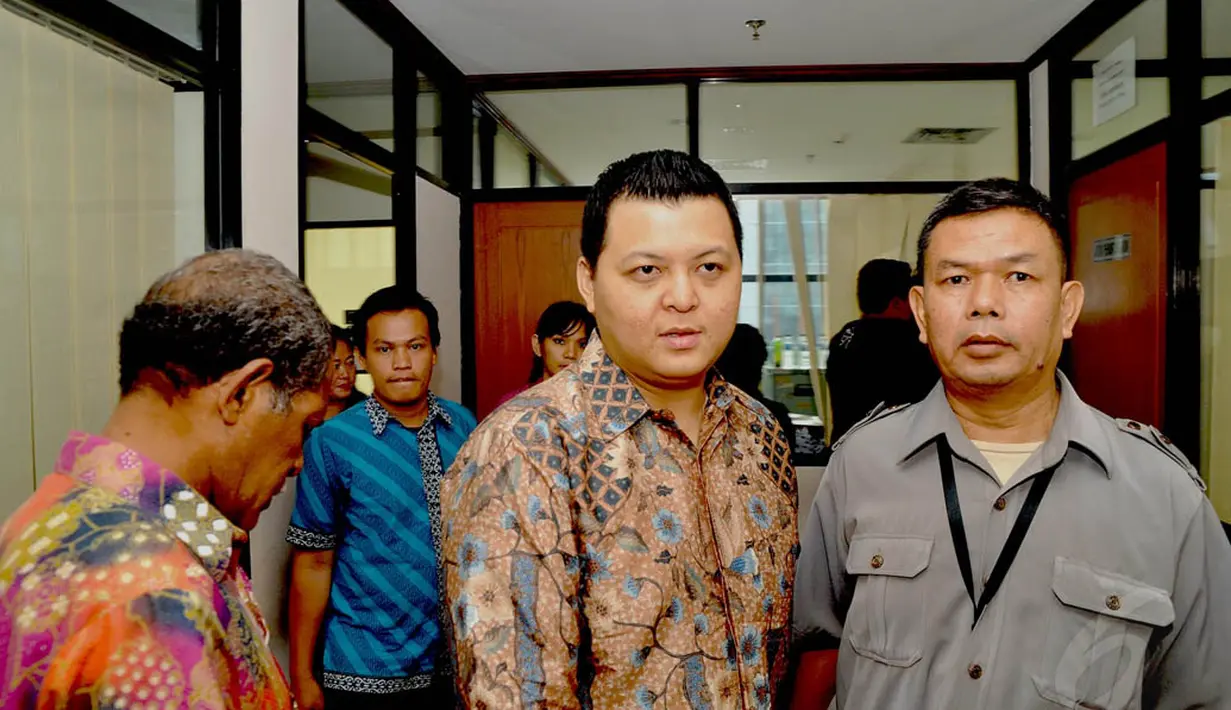 Terdakwa Direktur PT Papua Indah Perkasa (PIP), Teddy Renyut langsung menerima vonis 3,5 tahun penjara yang dijatuhkan Majelis Hakim Pengadilan Tipikor, Jakarta, Rabu (29/10/2014). (Liputan6.com/Miftahul Hayat)