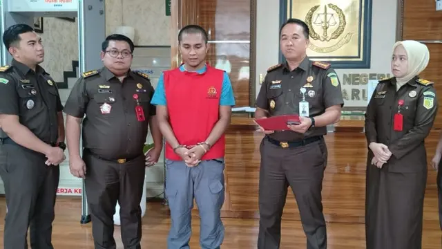Kepala Kejari Pekanbaru Asep Sontani Sunarya membacakan surat penghentian penuntutan tersangka penadahan sepeda motor curian.