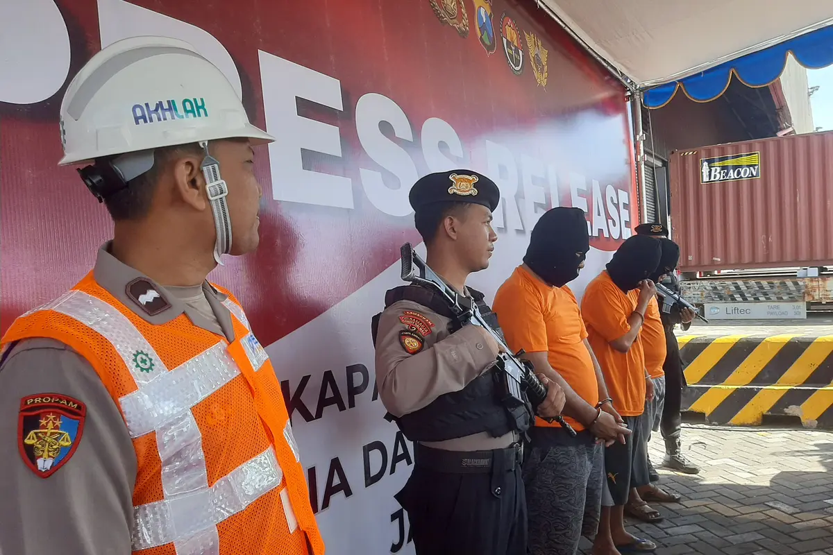 Polisi mengamankan 3 tersangka pengiriman kendaraan ilegal ke Timor Leste. (Dian Kurniawan/Liputan6.com)
