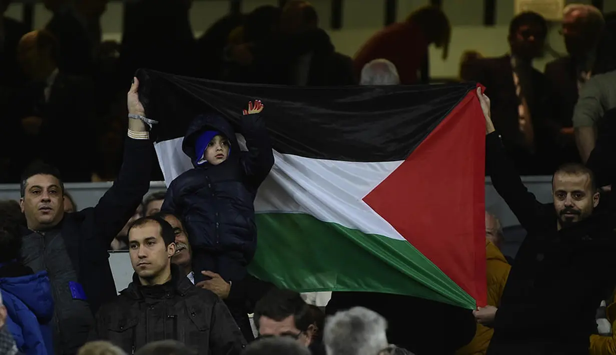 Bocah Palestina korban bom menyaksikan laga La Liga Spanyol antara Real Madrid melawan Sevilla di Santiago Bernabeu, Madrid, Minggu (20/3/2016). Anak bernama Ahmed Dawabaha ini merupakan penggemar dari Cristiano Ronaldo. (AFP/Pierre-Philippe Marcou)