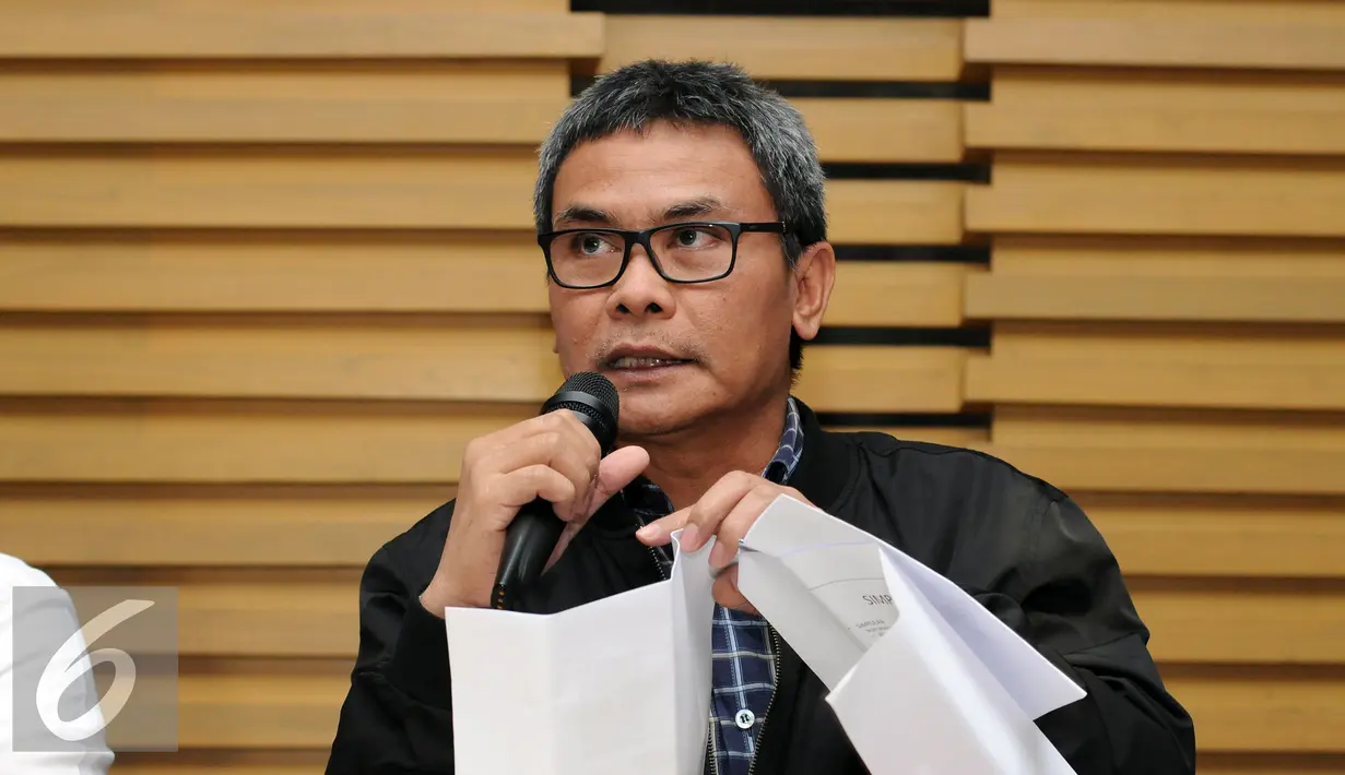   Plt Komisioner KPK, Johan Budi SP membeberkan kronologis proses penangkapan saat jumpa pers terkait operasi tangkap tangan pejabat Pemerintah Kabupaten Musi Banyuasin di gedung KPK Jakarta, Sabtu (20/6/2015). (Liputan6.com/Helmi Fithriansyah)