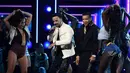 Luis Fonsi dan Daddy Yankee ditemani penari wanita seksi membawakan Despacito di panggung ajang ajang musik bergengsi Grammy Awards 2018 di New York, Minggu (28/1). Despacito sendiri meraih tiga nominasi dalam Grammy Awards 2018.  (Timothy A. CLARY/AFP)