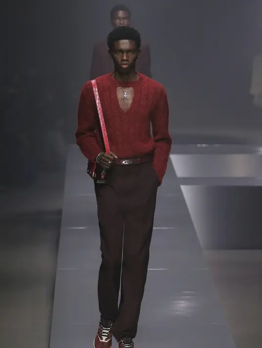 Garis-garis jahitan FENDI digabungkan dalam setelan jas, pakaian rajut, dan kulit dalam proporsi yang baru dan belum pernah ada sebelumnya. Foto: Document/FENDI.