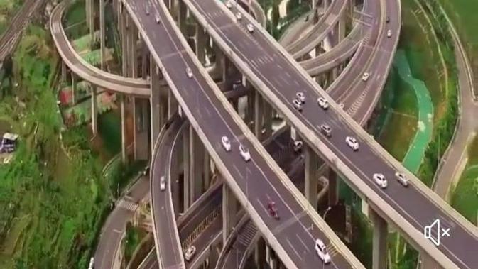 Salah satu jalan raya yang serupa dengan lintasan rollercoaster ini terletak di Tiongkok.