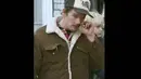 Foto konyol Ethan Hawke saat mengupil jadi sasaran paparazzi dan beredar di mana-mana. (Istimewa)