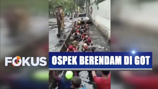 Viral para pekerja honorer PPSU menjalani tes fisik dengan berendam di air got.