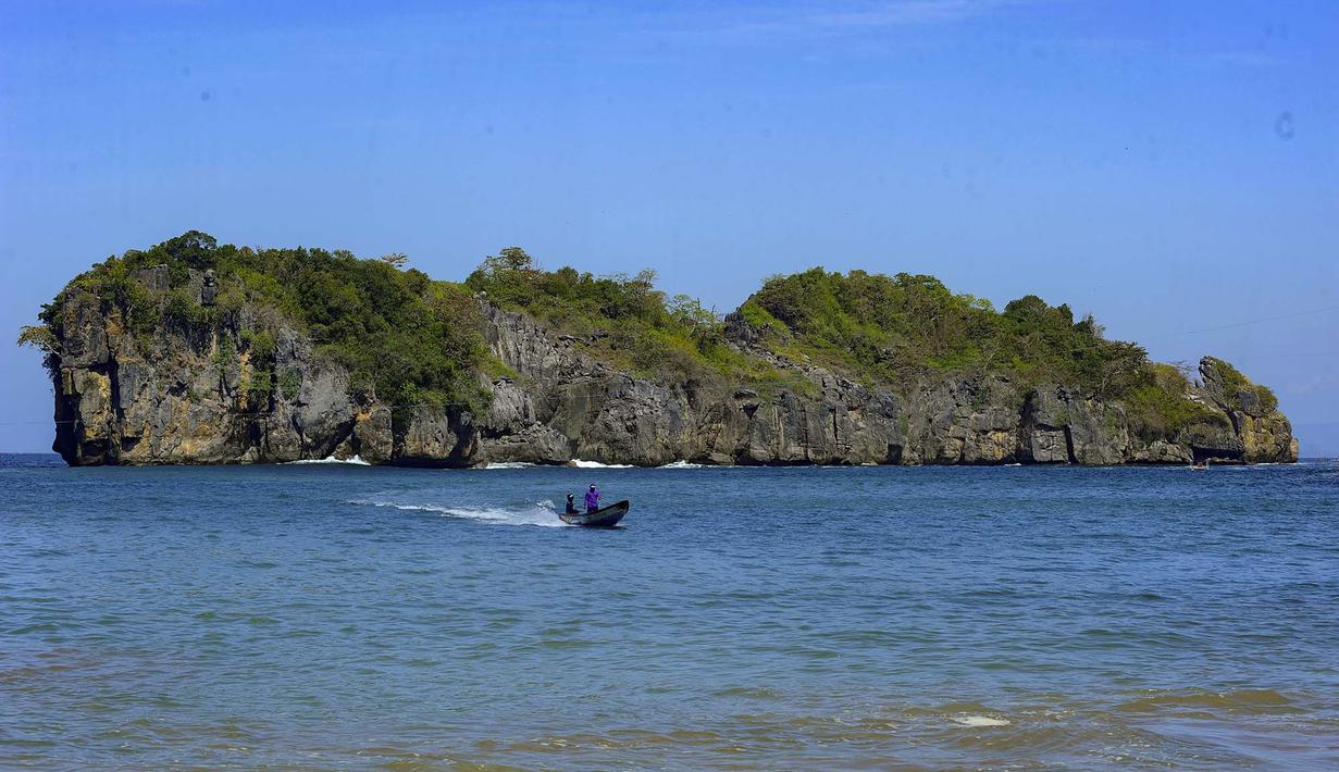 Pengunjung juga bisa menyeberangi jembatan kayu untuk mencapai area karang tersebut. Suasananya cenderung sepi, adem, dan menenangkan sehingga cocok menjadi tempat menyendiri, melepas stres, dan mereset pikiran. (merdeka.com/Arie Basuki)