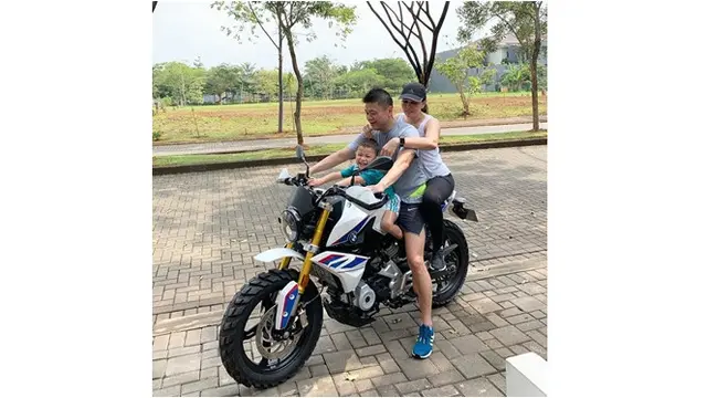 6 Potret Pria yang Azani Anak Ketiga Nikita Mirzani
