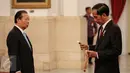 Presiden Joko Widodo bersiap memberi penganugerahan tanda kehormatan RI ke Jepang di Istana Negara, Jakarta, Senin (23/11/2015). Jokowi memberi penganugerahan kepada Ketua Liga Parlemen Jepang-Indonesia Mr. Toshihiro Nikai. (Liputan6.com/Faizal Fanani)
