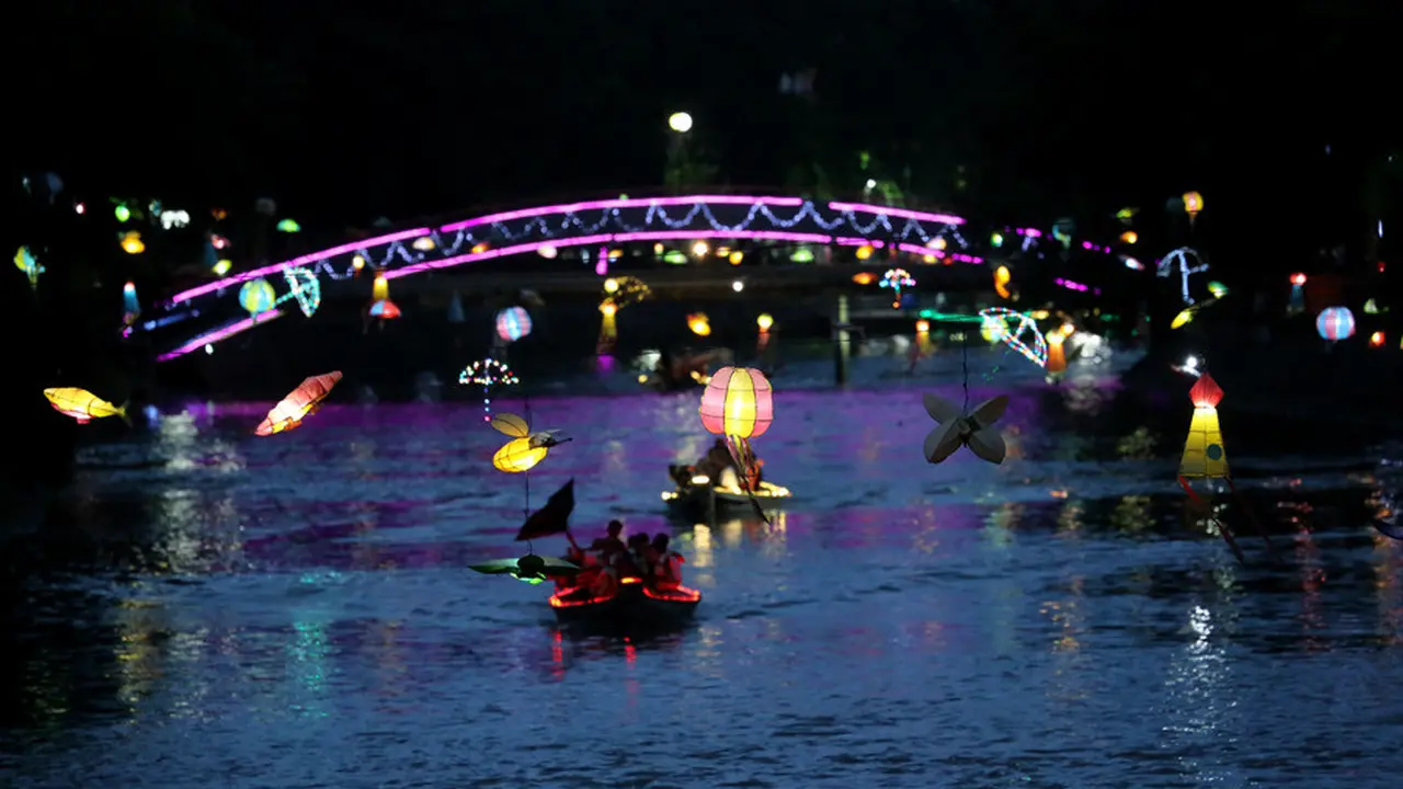 Kalimas Surabaya di malam hari. (Dian Kurniawan/liputan6.com)