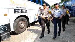 Kapolresta Depok AKBP Dwiyono saat tiba di terminal Depok, Senin (13/7/2015). Puluhan bus termasuk sopir yang berada di terminal Depok melakukan pengecekan tes kesehatan dan urine. (Liputan6.com/Yoppy Renato)