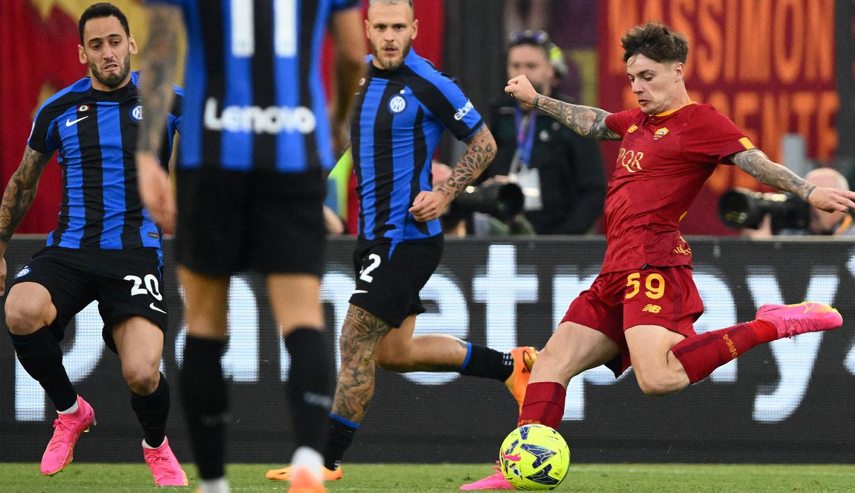 Pemain Inter Milan berusaha menghadang tendangan pemain AS Roma,Nicola Zalewski (kanan), dalam pertandingan lanjutan pekan ke-34 Serie A Liga Italia 2022/2023 yang berlangsung di stadion Olimpico, Sabtu (6/5/2023) malam WIB. (AFP/Vicenzo Pinto)