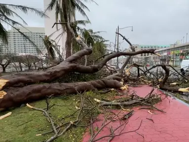 Kerusakan yang disebabkan oleh angin kencang dan curah hujan sehari setelah Topan Mawar melewati Teluk Tumon, Guam, 25 Mei 2023. (AFP/James Reynolds)