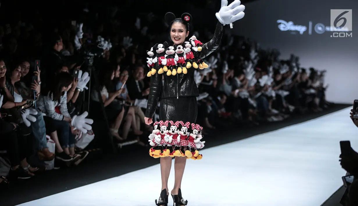 Artis Sandra Dewi memperagakan busana kolaborasi antara Disney dan Matahari pada Jakarta Fashion Week 2019 di Senayan City, Selasa (23/10). Dalam penampilannya, Sandra Dewi mengenakan busana dengan ornamen boneka Mickey Mouse. (Liputan6.com/Faizal Fanani)