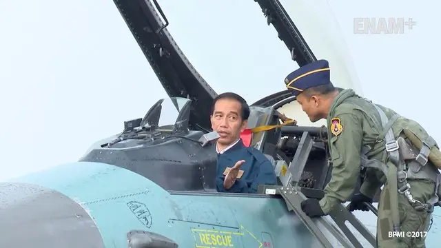 Sepulang dari tugas kunjungan ke Solo, Jawa Tengah, presiden Jokowi menyempatkan diri mendatangi pangkalan udara Halim PK.  