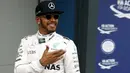 Pembalap Mercedes F1 Lewis Hamilton tersenyum usai kualifikasi di Australian Formula One Grand Prix di Melbourne (19/3). Lewis Hamilton menjadi yang tercepat pada sesi kualifikasi Formula 1 2016 di Sirkuit Albert Park. (REUTERS/Jason Reed)