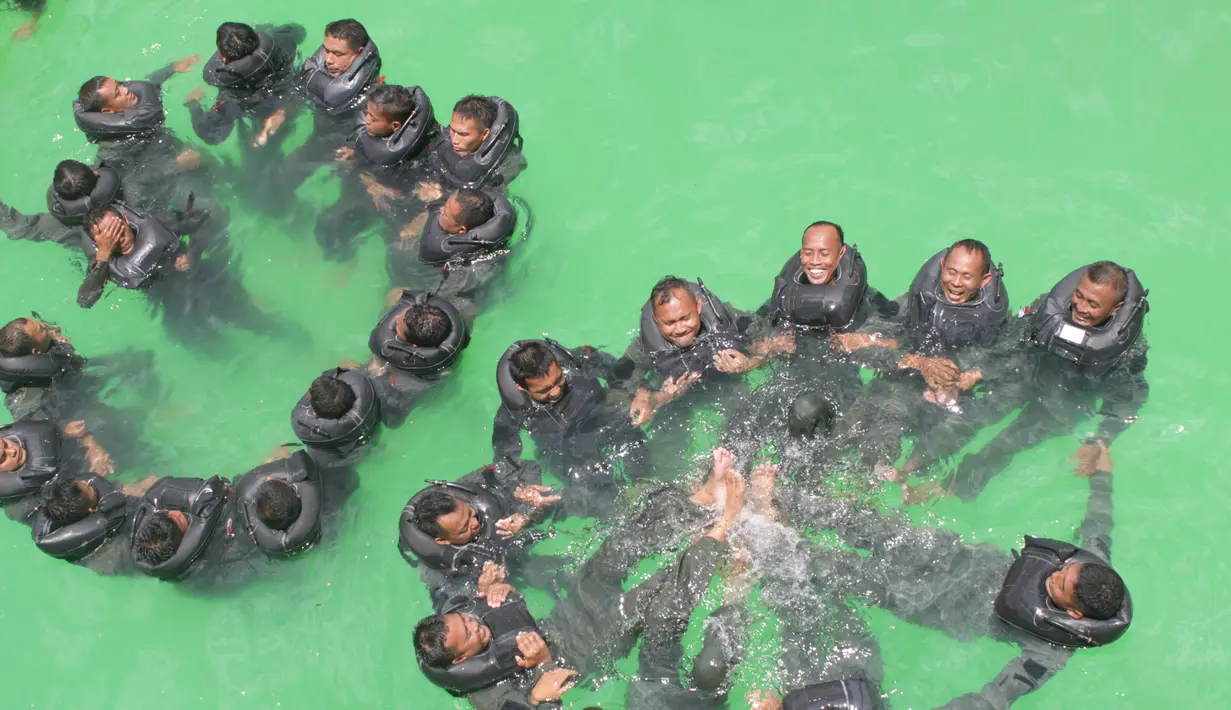 Personel penerbang dan awak Pesud TNI AL melakukan latihan Sea and Junggle Survival di Juanda, Surabaya (21/3). Kegiatan ini bertujuan sebagai pengenalan awal dalam air yang nantinya akan dilatihkan di medan sesungguhnya yaitu laut . (Foto: Dispen AL)