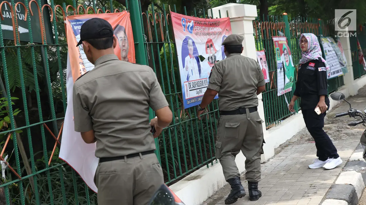 Panwaslu Ciracas Turunkan Alat Peraga Kampanye