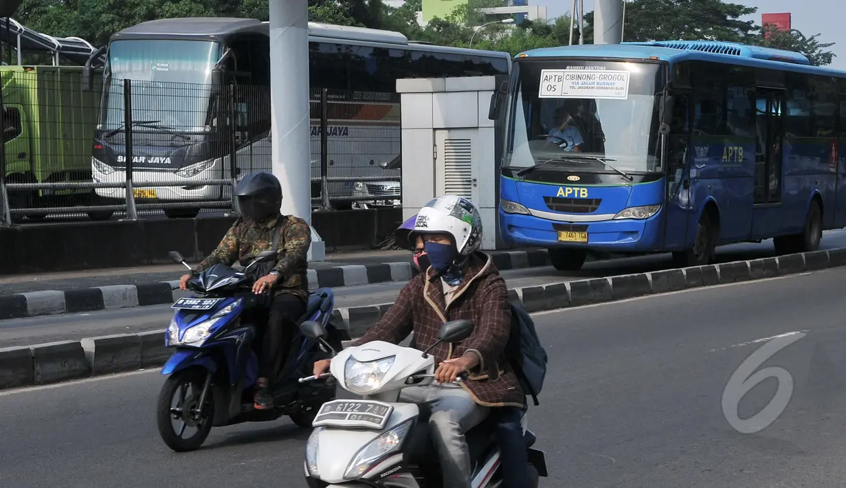 Pemprov DKI Jakarta berencana menghapus operasional Bus APTB di Ibukota, Jakarta, Kamis (7/5/2015). Menurut Ahok, APTB kerap 'ngetem' atau berhenti di sembarangan tempat sehingga mengakibatkan kemacetan. (Liputan6.com/Herman Zakharia)