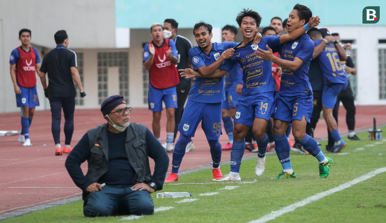 Bek PSIS Semarang, Riyan Ardiansyah (14) merayakan gol kemenangan bersama rekan setim dalam laga pekan pertama BRI Liga 1 2021/2022 melawan Persela Lamongan di Stadion Wibawa Mukti, Cikarang, Sabtu (04/09/2021). (Bola.com/Bagaskara Lazuardi)