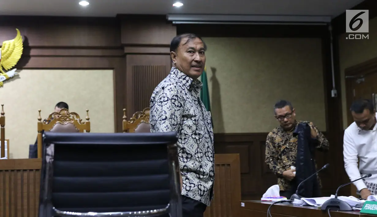 Tersangka kasus dugaan korupsi e-KTP, Markus Nari saat jeda menjadi saksi pada sidang lanjutan dugaan korupsi E-KTP  dengan terdakwa Irvanto H Pambudi dan Made Oka Masagung di Pengadilan Tipikor, Jakarta, Selasa (25/9). (Liputan6.com/Helmi Fithriansyah)