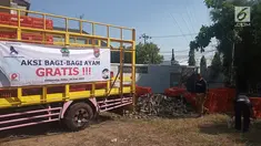 Pekerja menurunkan ayam di Kantor Dinas Pertanian Kota Semarang Jalan Slamet Riyadi, Rabu (26/6/2019). Sebanyak 11.000 ekor ayam hidup akan dibagikan gratis pada masyarakat Kota Semarang sebagai bentuk protes kepada pemerintah menyusul anjloknya harga broiler di pasaran. (Liputan6.com/Gholib)