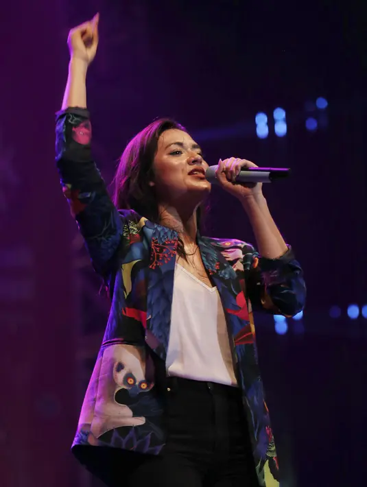 Tampil dalam acara Jazz Goes to Campus di Universitas Indonesia, (27/11), Raisa melantunkan beberapa lagu andalannya. Lagu berjudul “Biarkanlah”, “Bye Bye”, “Jatuh Hati”, “Could It be”, dan lainnya mampu meramaikan suasana. (Galih W. Satria/Bintang.com)
