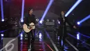 Piyu (kiri) ikut memeriahkan konser amal "Voice Of Indonesia", Jakarta, Sabtu (17/10/2015). Konser tersebut sebagai aksi peduli kepada masa depan anak Indonesia. (Liputan6.com/Helmi Afandi)