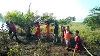 Sejumlah bocah yang ikut membantu Manggala Agni memadamkan kebakaran lahan gambut.(Liputan6.com/Ahmad Akbar Fua)
