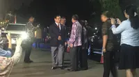 Ketua Umum Partai Gerindra Prabowo Subianto menjenguk Ketua Umum Partai Demokrat SBY di RSPAD, Jakarta. (Liputan6.com/Muhammad Radityo Priyasmoro)