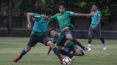 Pemain Timnas Indonesia, Gavin kwan Adsit, berusaha melewati Hanif Sjahbandi, saat latihan di Lapangan ABC Senayan, Jakarta, Senin (15/1/2018). Pemusatan latihan ini dilakukan jelang Asian Games 2018. (Bola.com/Vitalis Yogi Trisna)