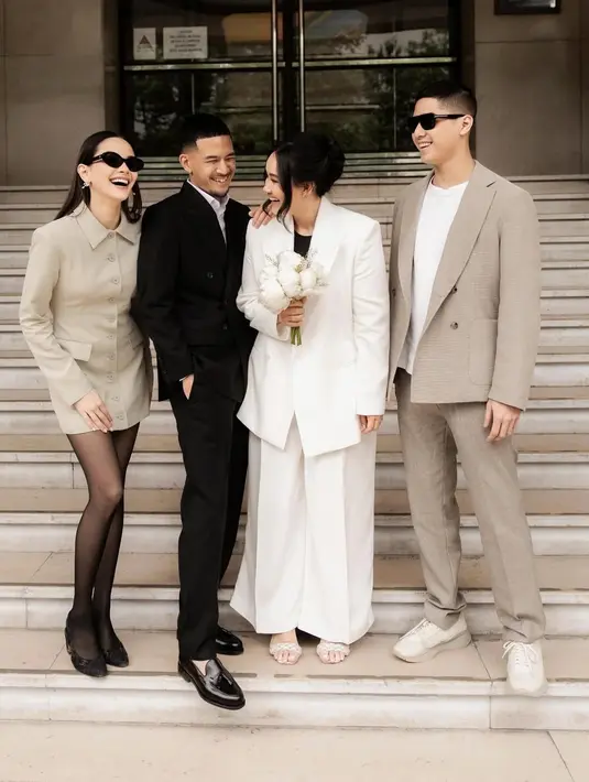 <p>Tak hanya momen bahagianya yang menyita perhatian, kehadiran Alyssa Daguise bersama sang tunangan, Al Ghazali, juga menjadi sorotan. [@alyssadaguise].</p>