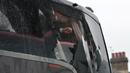 Insiden pelemparan bus Manchester United oleh oknum fans West Ham sempat terjadi jelang pertandingan Premier League di Boleyn Ground, London, Rabu (11/5/2016) dini hari WIB. (AFP/Glyn Kirk)