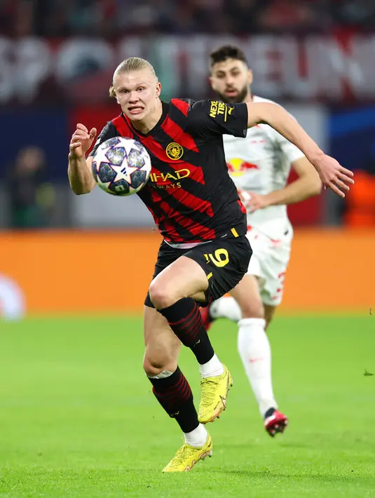 Pemain Manchester City Erling Haaland beraksi saat melawan RB Leipzig pada pertandingan sepak bola leg pertama babak 16 Liga Champions di Leipzig, Jerman, 22 Februari 2023. Pertandingan berakhir imbang 1-1. (AP Photo/Andreas Gora)